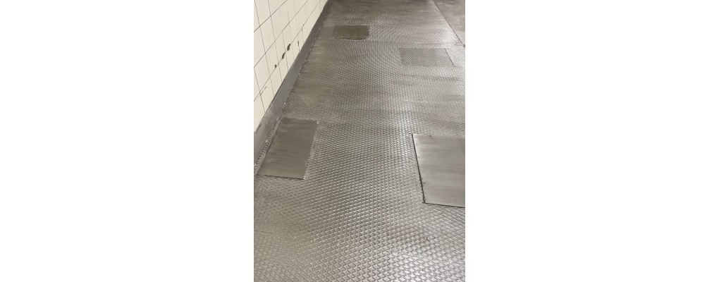 Traanplaatvloer in een industrieel gebouw
