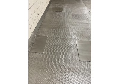 Traanplaatvloer in een industrieel gebouw