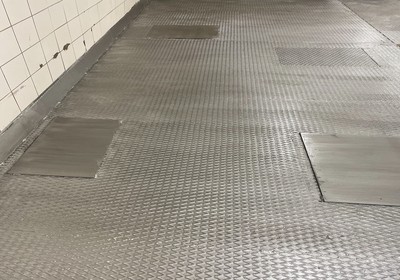 Sol en tôle larmée dans un bâtiment industriel